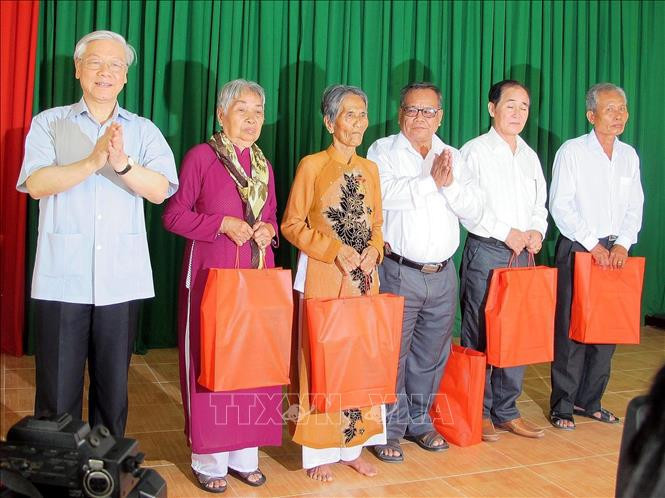 Le secrétaire général Nguyen Phu Trong a offert des cadeaux aux familles méritantes du mouvement de la Nouvelle ruralité de Ngoc To, district de My Xuyen, lors de sa visite à Soc Trang en mars 2015. Photo : VNA