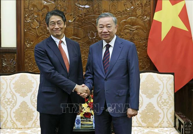 Le président To Lam (droite) a reçu le 3 juillet à Hanoï l'ambassadeur du Japon au Vietnam, Ito Naoki, venu le saluer à l'occasion de son mandat au Vietnam. Photo : VNA