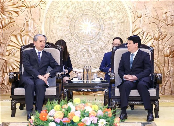 Le membre du Bureau politique, permanent du Secrétariat du Comité central du Parti communiste du Vietnam (PCV) Luong Cuong (droite) et l'ambassadeur de Chine Xiong Bo. Photo : VNA