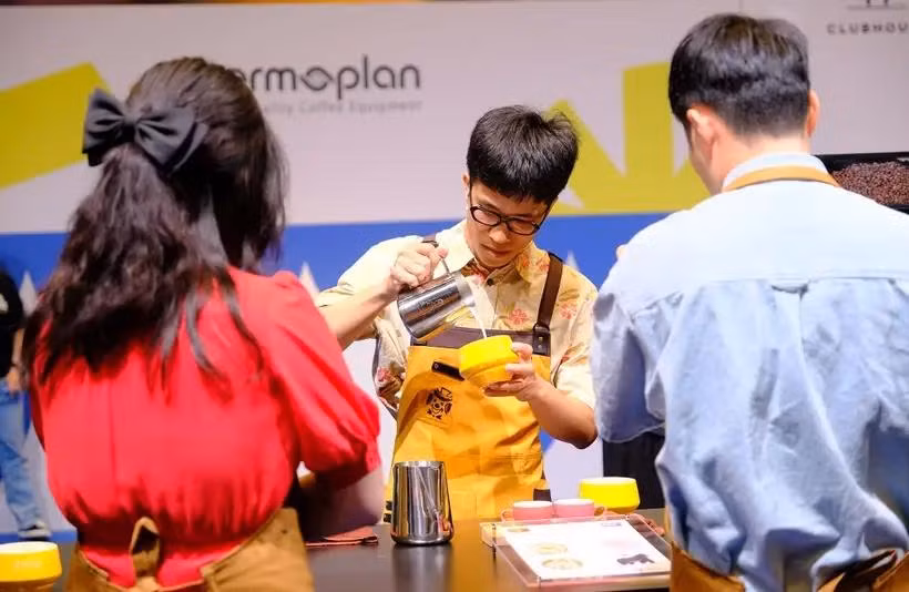 Le concurrent vietnamien Nguyen Dang Son participe au concours international d'art du café latte. Photo: Báo Quốc tế