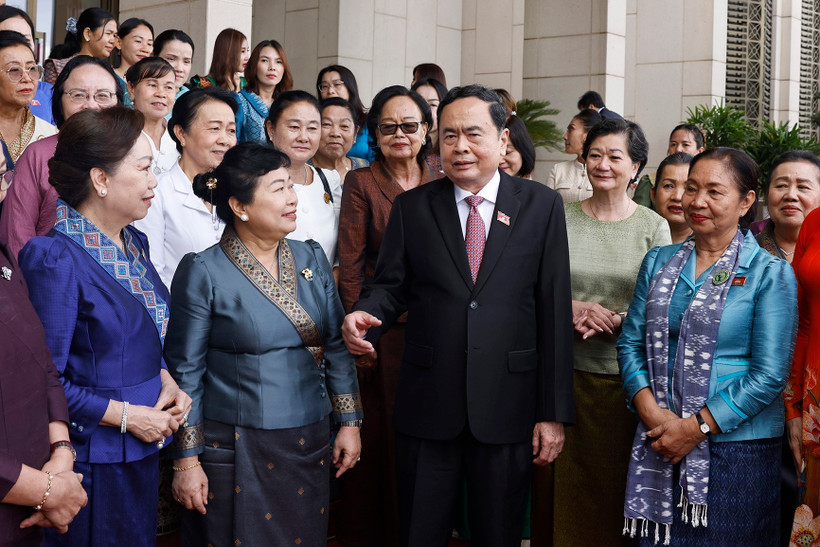 Le président de l'Assemblée nationale (AN), Tran Thanh Man, et des représentantes des Unions des femmes du Laos et du Cambodge, ainsi que des femmes d'affaires de ces deux pays. Photo : VNA