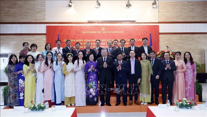 Le président To Lam a rendu visite, samedi après-midi, 13 juillet, à l'ambassade du Vietnam au Cambodge. Photo ; VNA