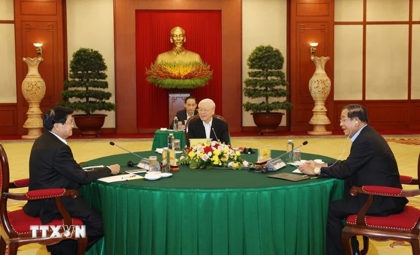 Le secrétaire général Nguyen Phu Trong (au centre), le président du Parti populaire cambodgien Hun Sen et le secrétaire général et président lao Thongloun Sisoulith lors du sommet Vietnam-Cambodge-Laos à Hanoï, le 26 septembre 2021. Photo : VNA