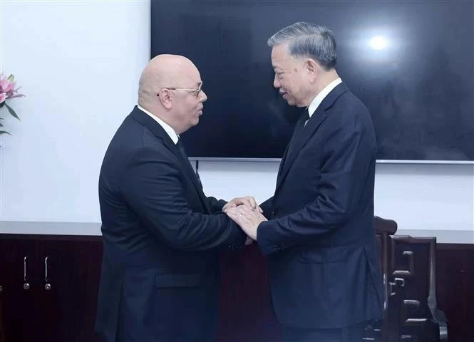 Le président To Lam (droite) reçoit le 25 juillet à Hanoï le ministre algérien des Moudjahidine (anciens combattants) et des Ayants droits Laid Rebiga. Photo: VNA