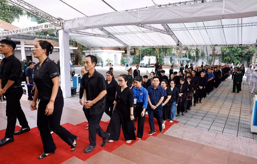 Des gens continuent de faire la queue pour rendre hommage au secrétaire général Nguyen Phu Trong, le 26 juillet. Photo : VNA