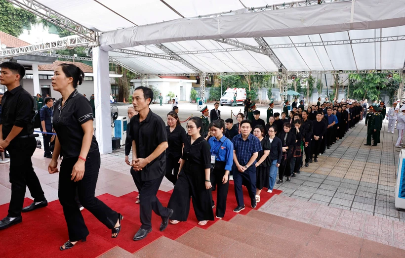 Des gens continuent de faire la queue pour rendre hommage au secrétaire général Nguyen Phu Trong, le 26 juillet. Photo : VNA