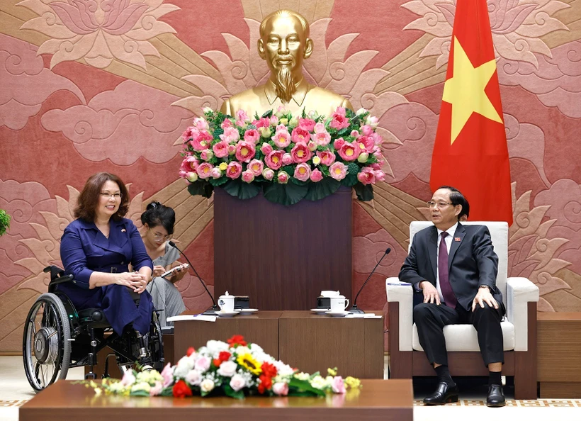 Le vice-président de l'AN vietnamienne Tran Quang Phuong et la sénatrice américaine Tammy Duckworth. Photo : VNA