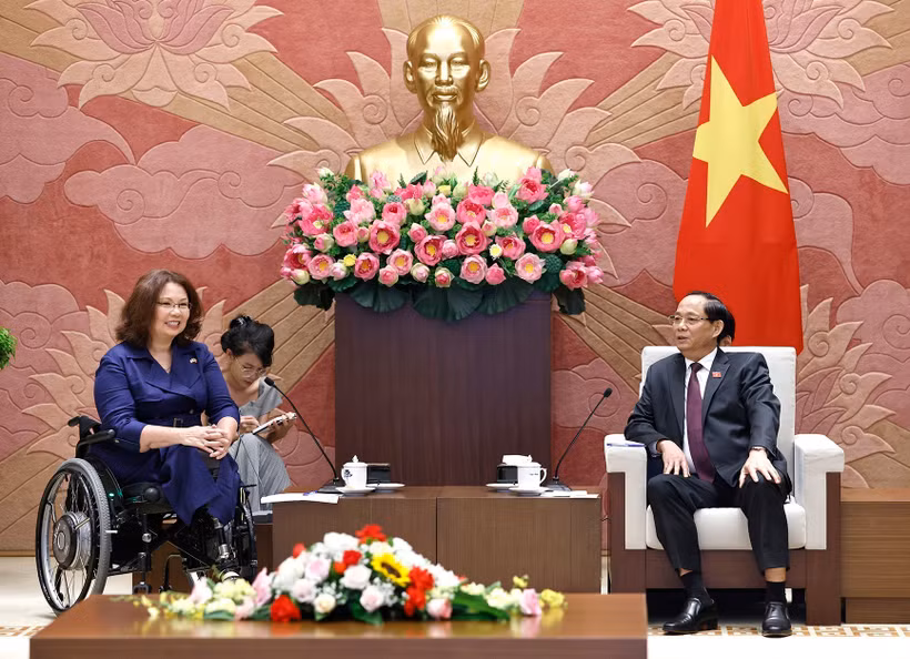 Le vice-président de l'AN vietnamienne Tran Quang Phuong et la sénatrice américaine Tammy Duckworth. Photo : VNA