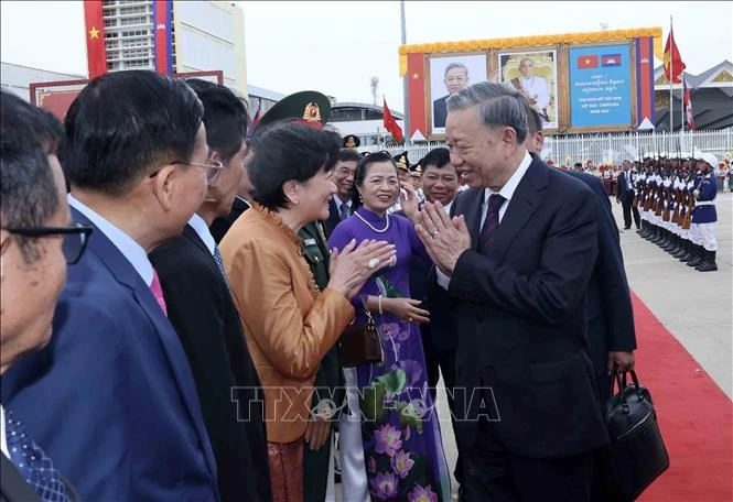 Le président To Lam a quitté la capitale Phnom Penh dans l'après-midi du 13 juillet, clôturant avec succès sa visite d'État au Cambodge. Photo : VNA