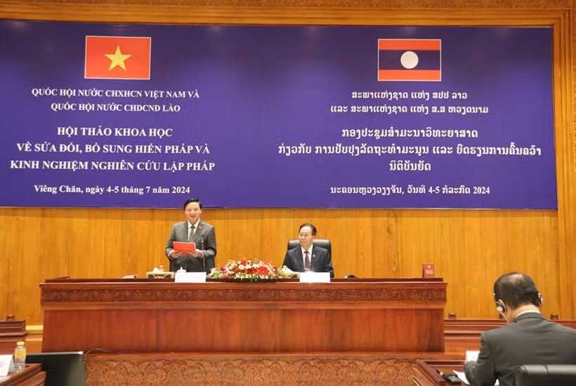 Le vice-président de l'Assemblée nationale (AN) du Vietnam Nguyen Khac Dinh s'exprime au séminaire. Photo : VNA