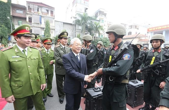 Le secrétaire général Nguyen Phu Trong visite et inspecte l'état de préparation au combat du commandement de la police mobile du ministère de la Sécurité publique, le 2 janvier 2016. Photo: VNA