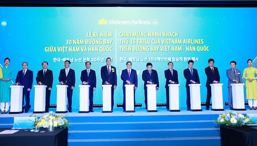 Le Premier ministre Pham Minh Chinh assiste à la cérémonie marquant le 30e anniversaire du 1er vol direct entre le Vietnam et la R. de Corée. Photo: VNA