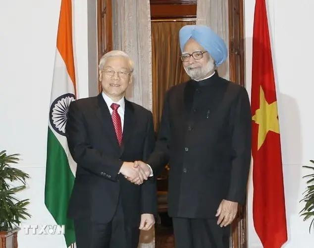 Le Premier ministre indien Manmohan Singh et le secrétaire général Nguyen Phu Trong (gauche) le 20 novembre 2013 au Palais du Premier ministre à New Delhi. Photo d'archives: VNA