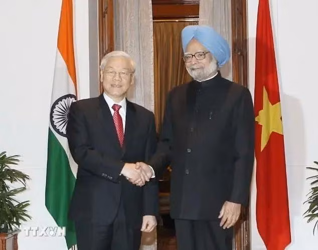 Le Premier ministre indien Manmohan Singh et le secrétaire général Nguyen Phu Trong (gauche) le 20 novembre 2013 au Palais du Premier ministre à New Delhi. Photo d'archives: VNA