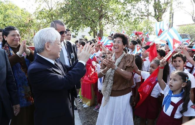 Le secrétaire général du PCV Nguyen Phu Trong avec le peuple et les étudiants cubains au monument Hô Chi Minh dans le parc Hoa Binh, à La Havane, le 28 mars 2018. Photo: VNA