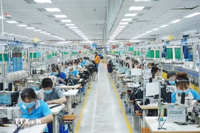 Des ouvriers travaillent dans la zone industrielle Dong An 1, ville de Thuan An, province de Binh Duong. Photo : VNA