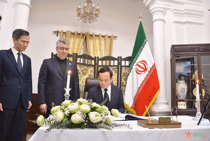 Le vice-Premier ministre Tran Luu Quang écrit ses condoléances dans le registre de condoléances à l'ambassade de l'Iran à Hanoï. Photo: VNA