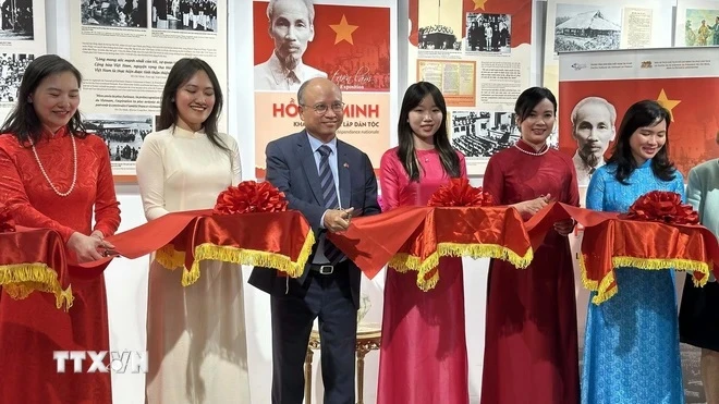 Des délégués coupent la bande d'inauguration de l'exposition. Photo: VNA