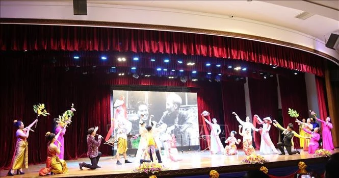 Un numéro artistique à la cérémonie d'ouverture de la Semaine de la culture vietnamienne au Cambodge. Photo: VNA