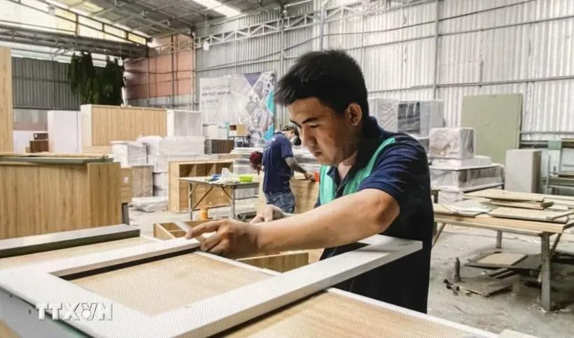 Production de meubles dans la société Manh He Furniture à Hô Chi Minh-Ville. Photo: VNA