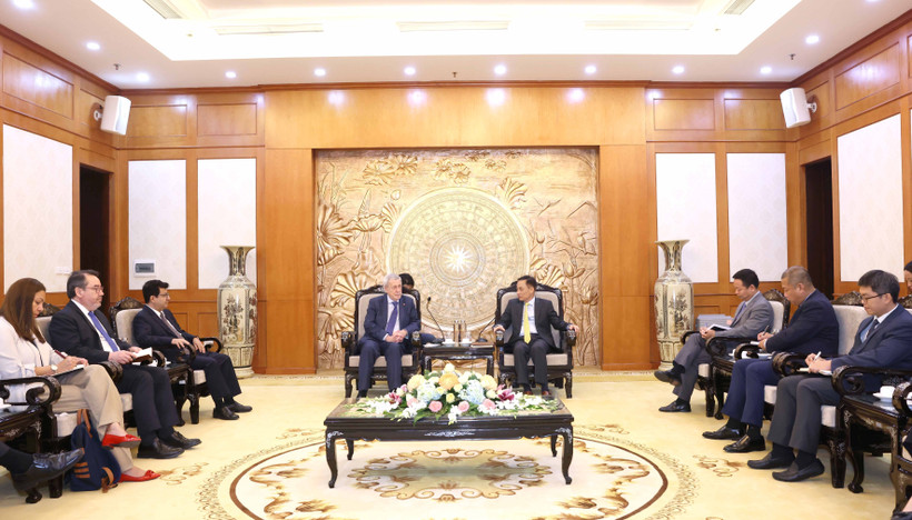 Le secrétaire du Comité central du Parti communiste du Vietnam (PCV) et chef de sa Commission des relations extérieures, Le Hoai Trung, reçoit le ministre chilien des Affaires étrangères, Alberto Van Klaveren. Photo: VNA