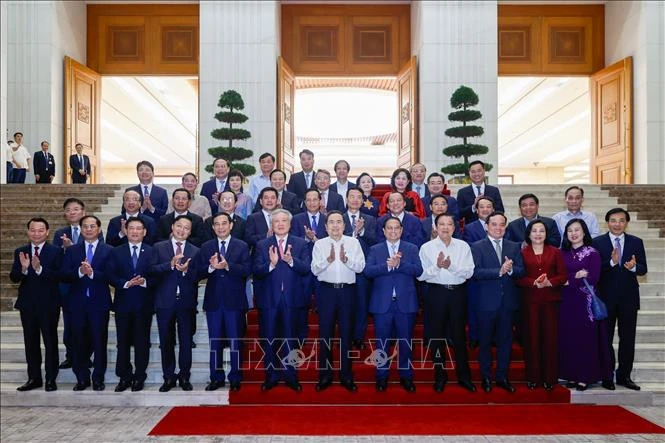 Le Premier ministre Pham Minh Chinh, le président de l'Assemblée nationale Tran Thanh Man et des membres du gouvernement. Photo: VNA