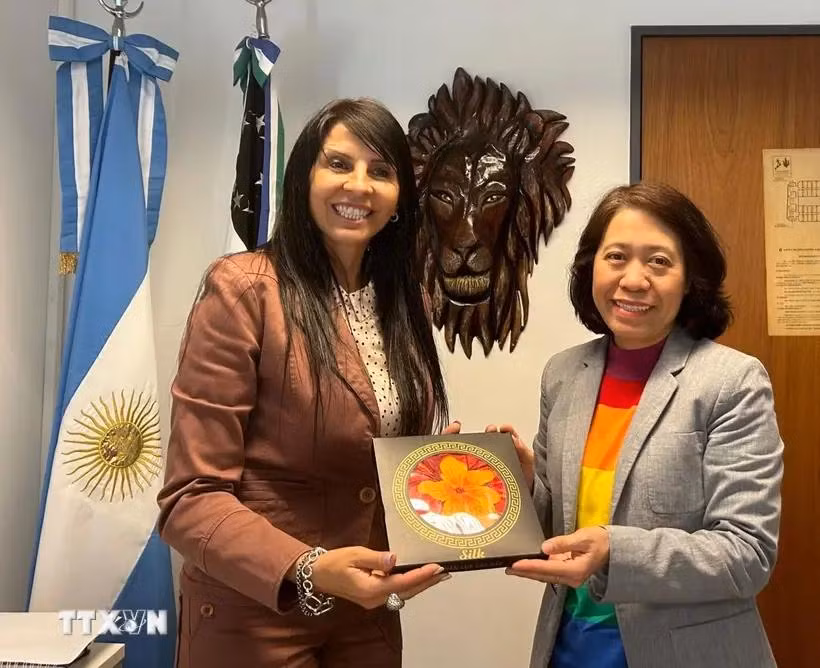 L'ambassadrice du Vietnam en Argentine, Ngo Minh Nguyet (droite) et la députée de la province de Rio Negro, Lorena Villaverde. Photo : VNA