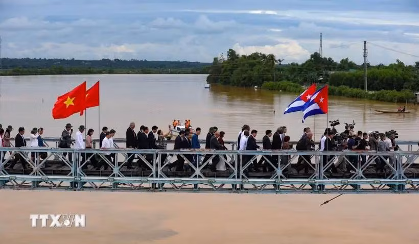 Une délégation cubaine visite le pont Hien Luong sur le site de reliques nationales spéciales des rives Hien Luong - Ben Hai dans la province de Quang Tri en septembre 2023. Le pont symbolise historiquement la division du Vietnam et le désir de réunification nationale pendant la guerre. Photo : VNA