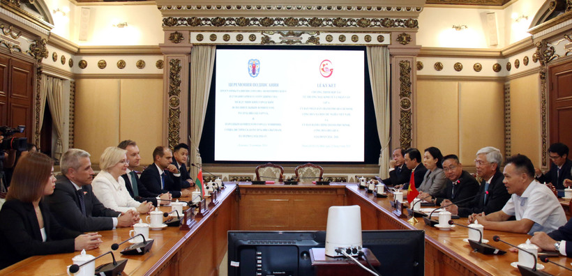 Lors de la cérémonie de signature. Photo : VNA