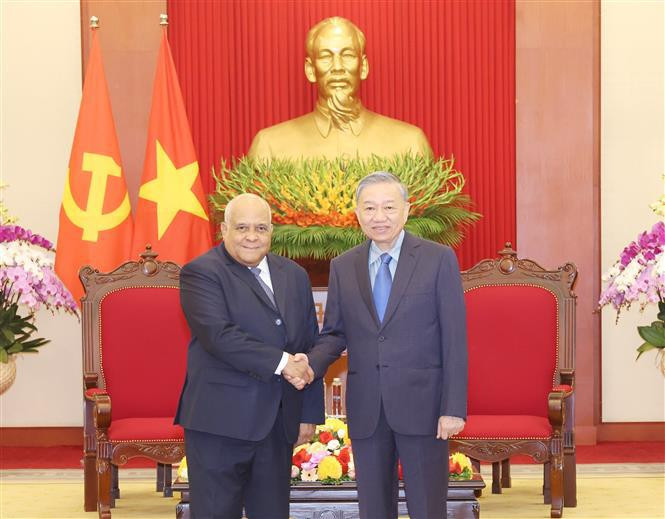 Le dirigeant Tô Lâm (droite) et l’ambassadeur de Cuba, Orlando Nicolas Hernandez Guillen. Photo : VNA
