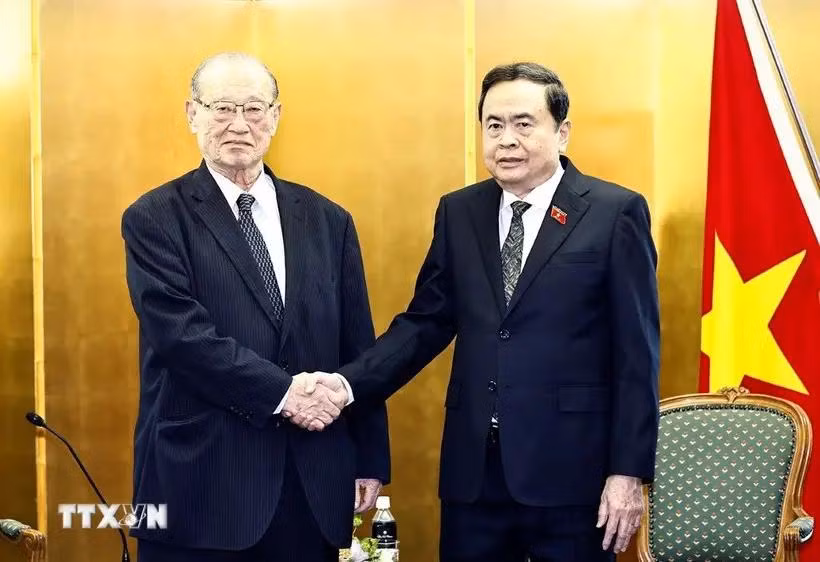 Le président de l'Assemblée nationale du Vietnam, Tran Thanh Man (droite), et le président exécutif du Conseil international des échanges d'amitié du Japon, Ken Matsuzawa. Photo: VNA