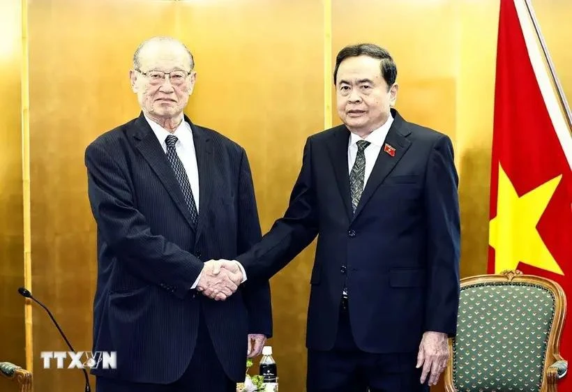 Le président de l'Assemblée nationale du Vietnam, Tran Thanh Man (droite), et le président exécutif du Conseil international des échanges d'amitié du Japon, Ken Matsuzawa. Photo: VNA