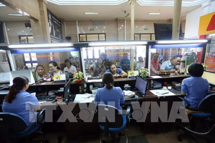 La vente des billets de trains. Photo: VNA