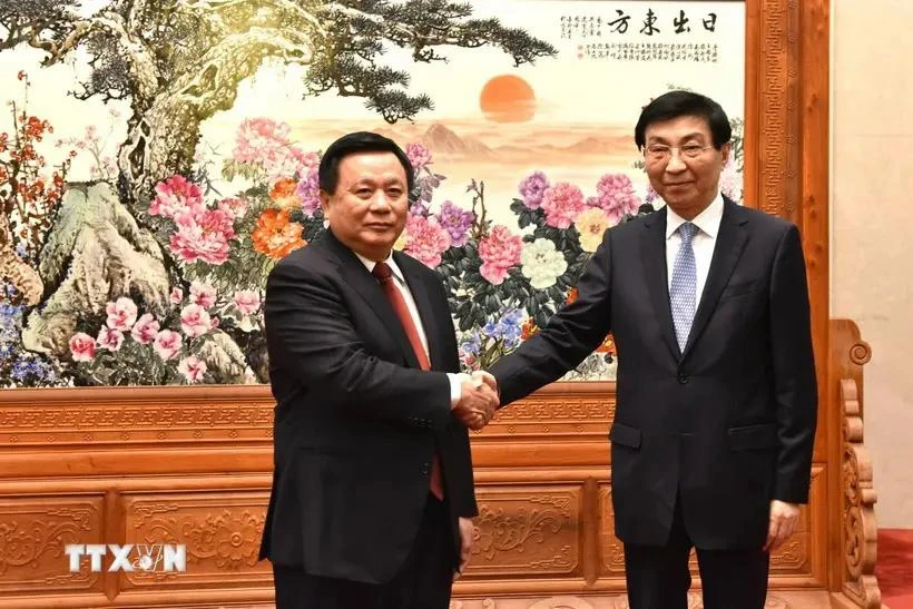 Le président du Conseil théorique central et directeur de l'Académie nationale de politique Ho Chi Minh, Nguyen Xuan Thang (gauche), et le président de la Conférence consultative politique du peuple chinois, Wang Huning. Photo: VNA