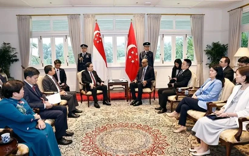 Le président de l'Assemblée nationale du Vietnam, Tran Thanh Man (gauche), rencontre le président singapourien, Tharman Shanmugaratnam. Photo: VNA