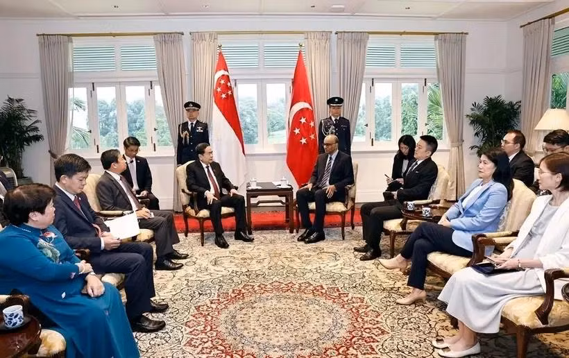 Le président de l'Assemblée nationale du Vietnam, Tran Thanh Man (gauche), rencontre le président singapourien, Tharman Shanmugaratnam. Photo: VNA