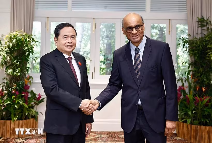 Le président de l'Assemblée nationale du Vietnam, Tran Thanh Man (gauche), et le président singapourien Tharman Shanmugaratnam. Photo: VNA