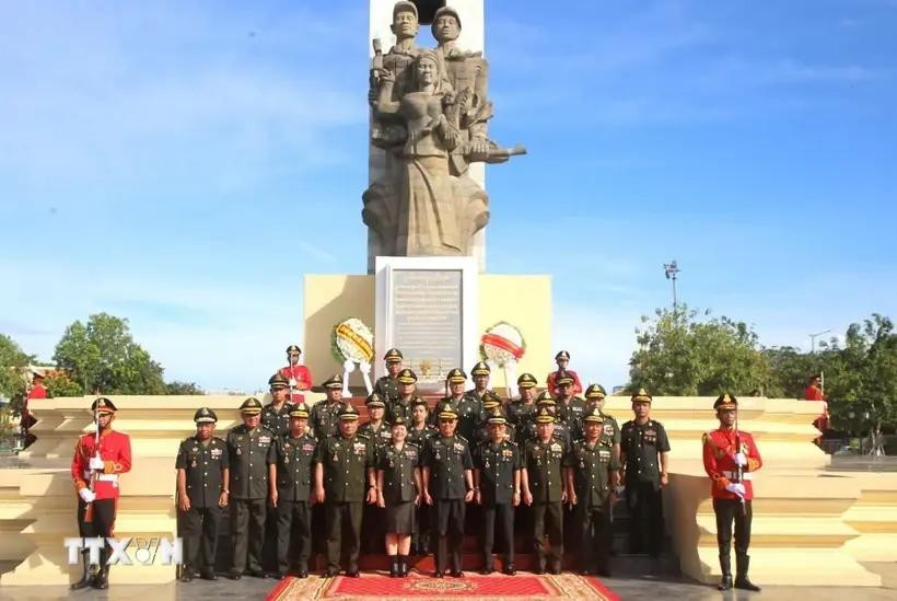 L'ambassade et le bureau de l'attaché de défense du Vietnam au Cambodge vont déposer des fleurs au Monument de l'amitié Vietnam-Cambodge. Photo: VNA