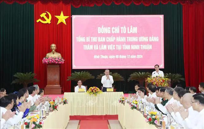 Le SG du Parti To Lam travaille avec la Permanence du Comité du Parti de la province de Ninh Thuan. Photo: VNA