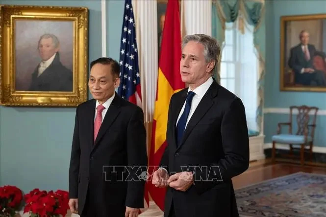 Le Hoai Trung, membre du Comité central du Parti et chef de la Commission centrale des relations extérieures du Parti (gauche) et Antony Blinken, Secrétaire d'État américain. Photo: VNA