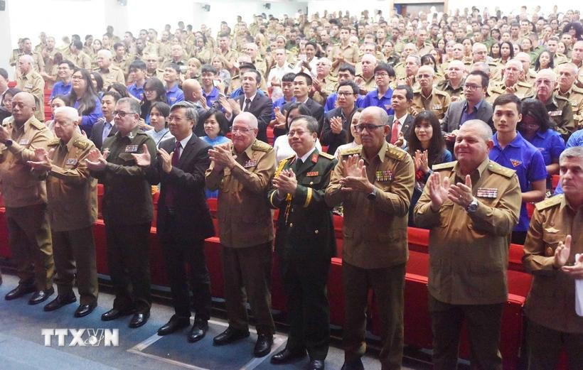 Le ministère cubain des Forces armées révolutionnaires (MINFAR) a solennellement organisé le 11 décembre à La Havane une cérémonie célébrant le 80e anniversaire de la fondation de l'Armée populaire du Vietnam. Photo: VNA 