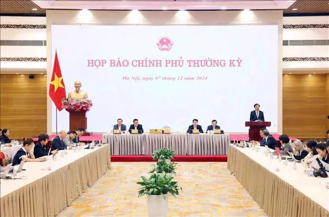 Panorama de la conférence de presse régulière du gouvernement. Photo: VNA