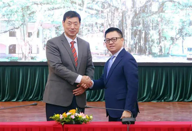Le rédacteur en chef du journal Nhan Dan Le Quoc Minh (droite) et le président-directeur général de l'Agence de presse Yonhap Hwang Dae-il. Photo: VNA