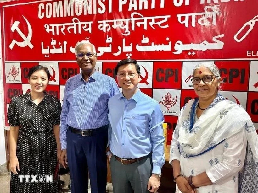 L'ambassadeur du Vietnam en Inde Nguyen Thanh Hai (2e à droite) et le secrétaire général du Parti communiste indien D. Raja (3e à droite) sur une photo de groupe dans le cadre de leur réunion à New Delhi le 17 juin. (Photo : Ambassade du Vietnam en Inde)