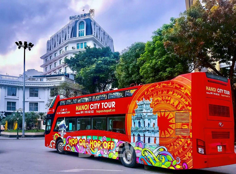 En 2024, Hanoï disposera de la ligne de bus touristique n°04 du centre-ville du lac Hoan Kiem au village de poterie de Bat Trang, dans sa banlieue. Photo : VNA