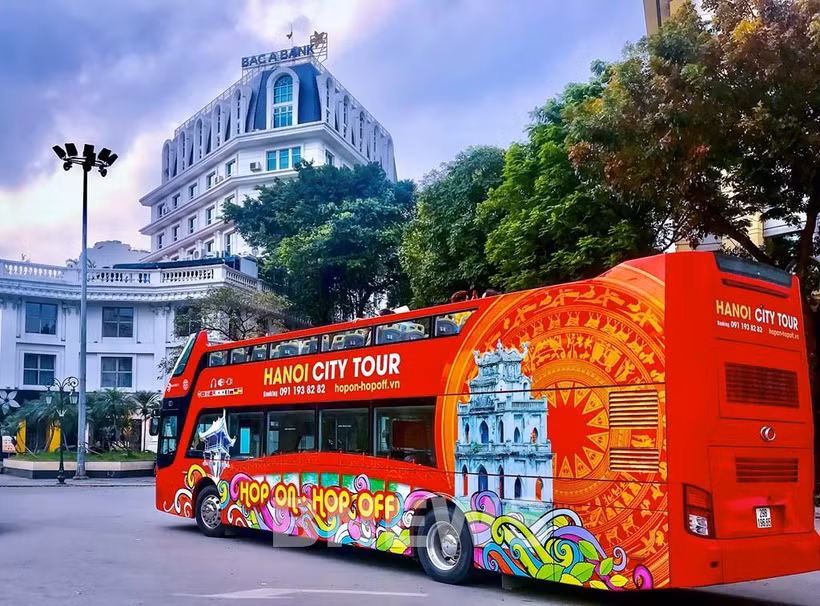 En 2024, Hanoï disposera de la ligne de bus touristique n°04 du centre-ville du lac Hoan Kiem au village de poterie de Bat Trang, dans sa banlieue. Photo : VNA