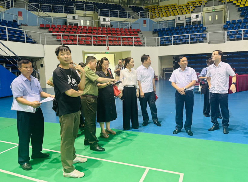 Le comité d'organisation inspecte le lieu d'organisation du concours. Photo : https://baoquangninh.vn/