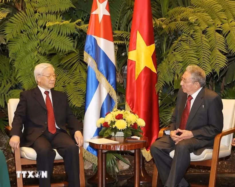 Entretien entre le secrétaire général du Comité central du Parti communiste du Vietnam (PCV), Nguyen Phu Trong (gauche), et le premier secrétaire du Parti communiste de Cuba, Raul Castro Ruz, le 29 mars 2018 à La Havane. Photo : VNA