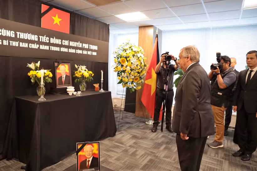 Le secrétaire général de l'ONU Antonio Guterres rendu hommage au secrétaire général Nguyen Phu Trong. Photo: VNA