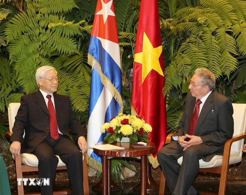 Entretien entre le secrétaire général du Comité central du Parti communiste du Vietnam (PCV), Nguyen Phu Trong (gauche), et le premier secrétaire du Parti communiste de Cuba, Raul Castro Ruz, le 29 mars 2018 à La Havane. Photo : VNA